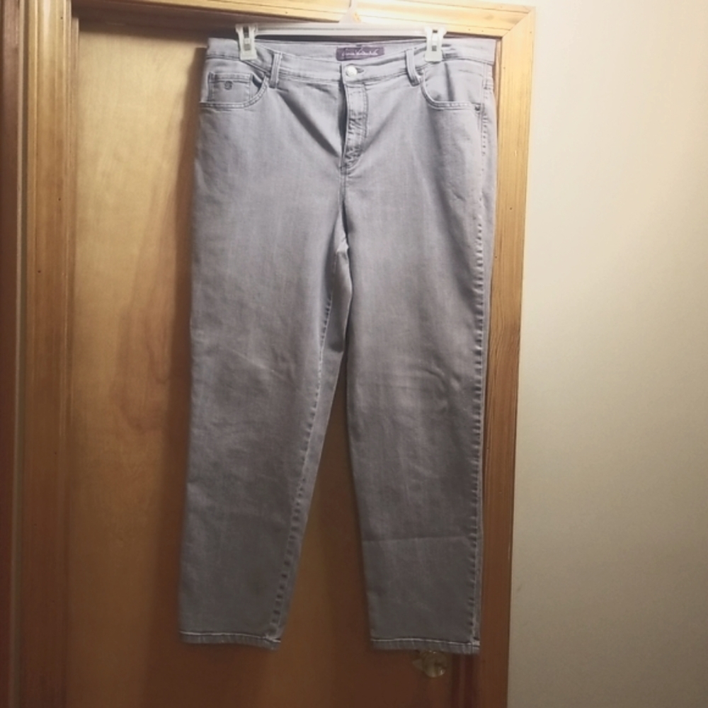Gloria Vanderbilt Straight Leg Jeans. Color Gray